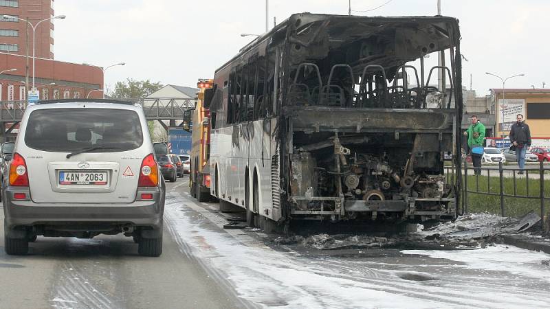 Uzavřená silnice a hořící autobus. Takový pohled se naskytl Brňanům ve čtvrtek krátce po druhé hodině odpoledne.