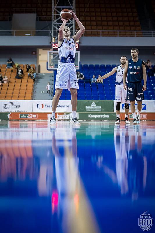 Basketbalisté Brna (v bílých dresech) si ve středu poradili doma s Ostravou. Foto: Jan Russnák