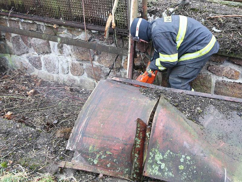 Mlha, déšť, bláto a vítr. Tak vypadá nedělní dopoledne v Brně. Nic z toho však neodradí skalní fanoušky brněnského fotbalového klubu Zbrojovka, aby přišli a přiložili ruku k dílu. Společnými silami se totiž snaží opravit legendární stadion Za Lužánkami.