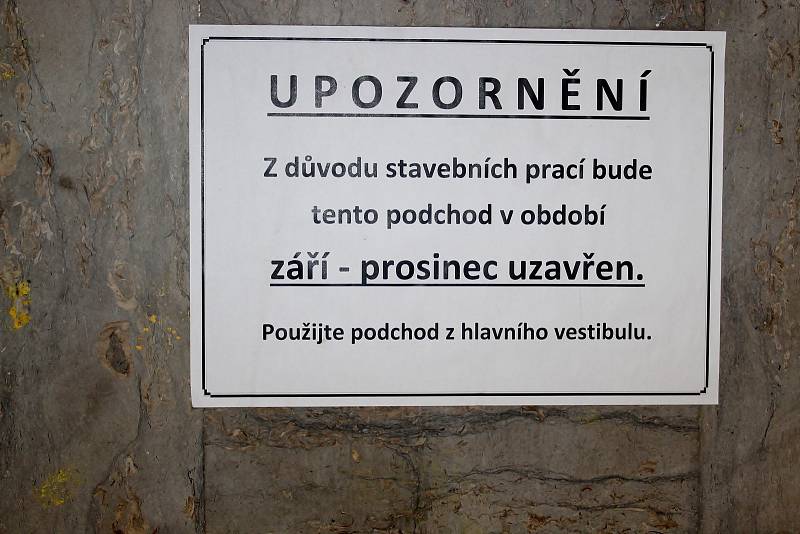 Správa železnic v pondělí slavnostně otevřela opravený příjezdový podchod na brněnském hlavním nádraží.