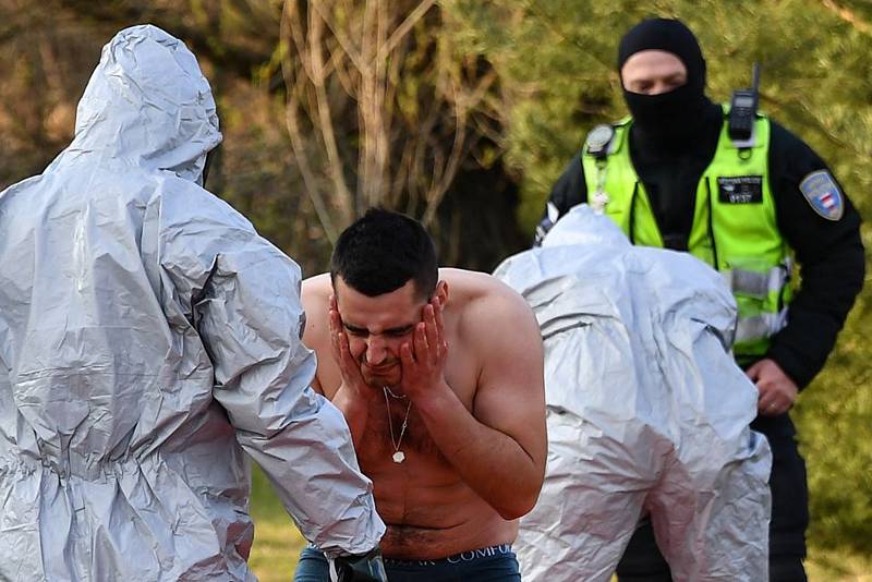 Tři brněnské strážníky museli kvůli kontaktu s mužem podezřelým na nákazu koronavirem dekontaminovat hasiči.