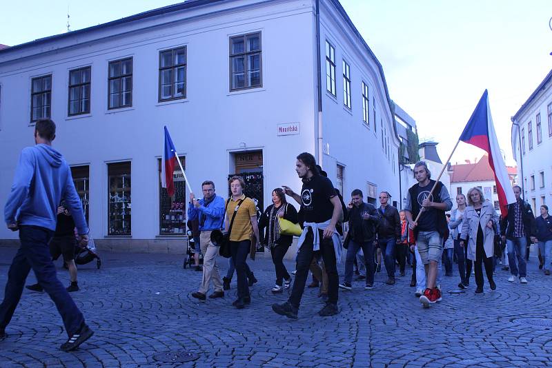 V Den české státnosti se v Brně uskutečnil pochod Kroky pro demokracii pořádaný iniciativou Společně Brno. Pochodu, na němž řečníci kritizovali současný stav české demokracie a kauzy kolem premiéra Andreje Babiče, se zúčastnilo několik stovek lidí.