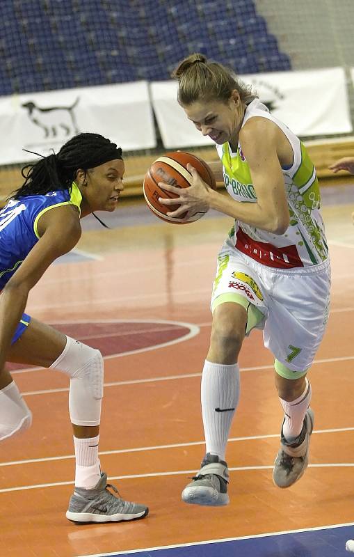 S mistrovským USK Praha sváděly basketbalistky KP Brno vyrovnaný souboj. Přesto nakonec podlehly 66:87. Na snímku Jandová - Bonner.