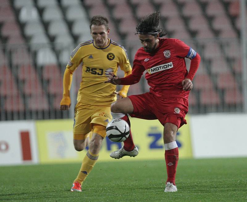 Fotbalisté brněnské Zbrojovky (v červeném) zdolali na domácím hřišti Jihlavu 1:0.