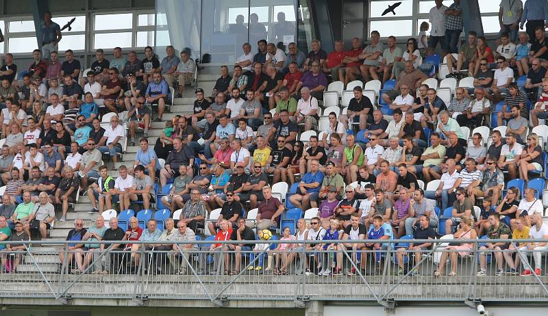 Fotbalisté Líšně (bílé dresy) podlehli v poháru prvoligové Karviné jasně 0:4.