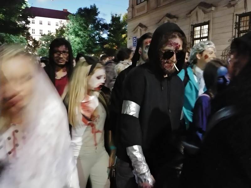 Brnem se prošly desítky děsivých zombie. Další ročník Zombie Walk Brno přilákal i stovky pozorovatelů v ulicích města.