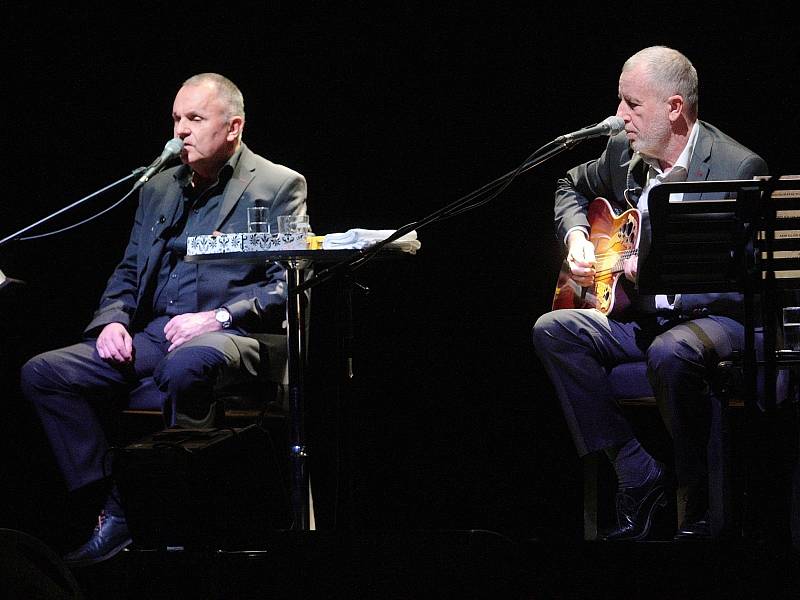 Unplugged neboli koncert, v němž se téměř vůbec nepoužívají elektrické ani elektronické nástroje. Toto pojetí do svého programu už před dvěma lety vnesla skupina Elán. A znovu se k němu vrátila. V sále moderního Sonocentra.