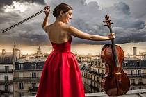 Hvězdou pondělního večera bude francouzská violoncellistka Camille Thomas.