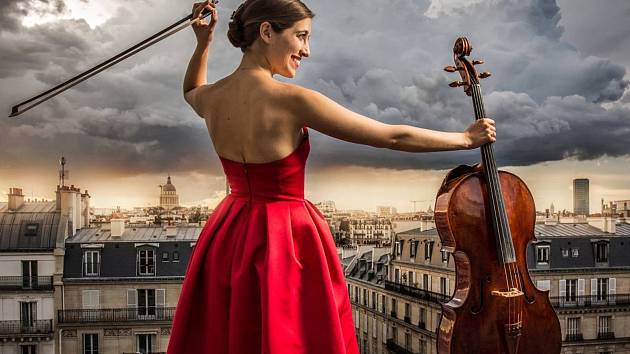 Hvězdou pondělního večera bude francouzská violoncellistka Camille Thomas.