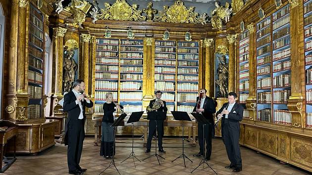 Každý den jeden malý hudební dárek a na zlatou neděli autorská koleda. Takový dárek věnuje Filharmonie Brno svým příznivcům.