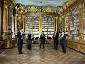 Každý den jeden malý hudební dárek a na zlatou neděli autorská koleda. Takový dárek věnuje Filharmonie Brno svým příznivcům.