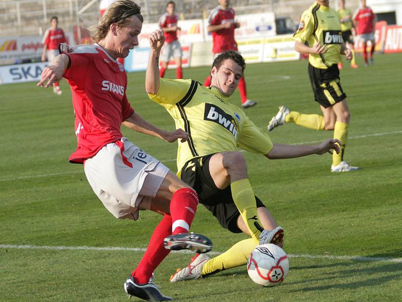 Daniel Pudil (vpravo) v souboji s Markem Střeštíkem