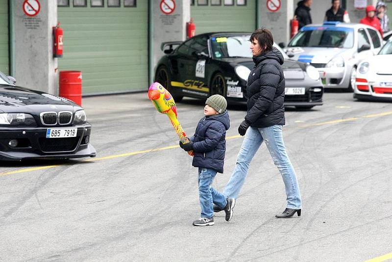 Stovky lidí nalákal v pátek ve sváteční den Masarykův okruh v Brně na Den otevřených dveří.