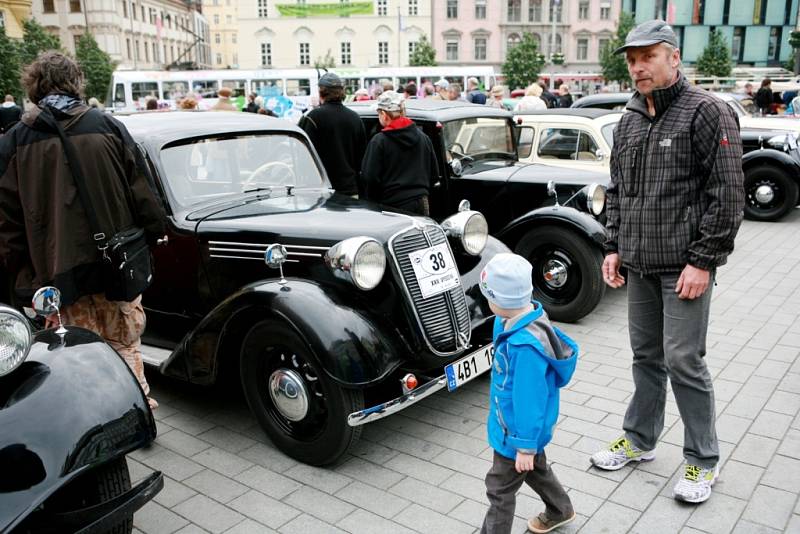 Historická auta na náměstí Svobody.