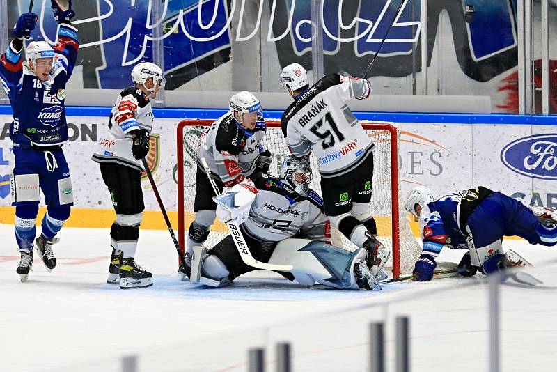 Hokejisté Komety Brno (v modrém) se poprvé v novém roce představili na domácím ledě proti Karlovým Varům. Foto: HC Kometa Brno/Vít Golda