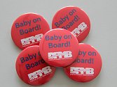 Tisícovku odznáčků s nápisem Baby on Board, tedy dítě na palubě, nachystal brněnský dopravní podnik pro těhotné cestující.