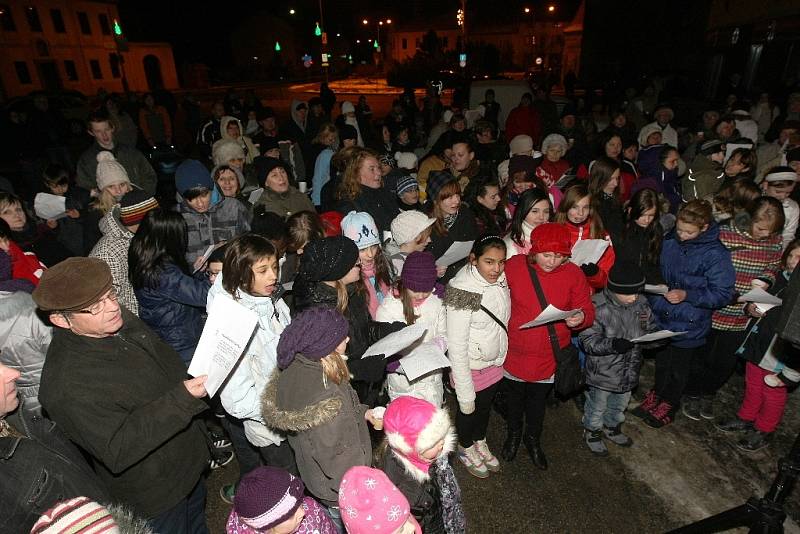 Krátce po šesté hodině večer zpívá koledy na náměstí v Pohořelicích na Brněnsku asi sto padesát lidí pod vedením pohořelického sboru Mužáků.