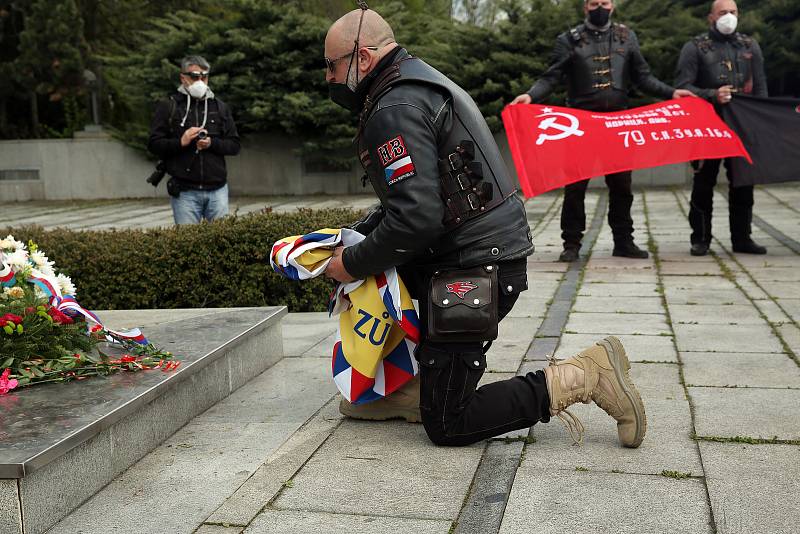 Čeští příznivci motorkářského gangu Noční vlci, který pochází z Ruska, uspořádali pietní akt na brněnském Ústředním hřbitově. K mohyle v části, kde jsou pohřbeni sovětští a rumunští vojáci, kteří padli v bojích o Brno.