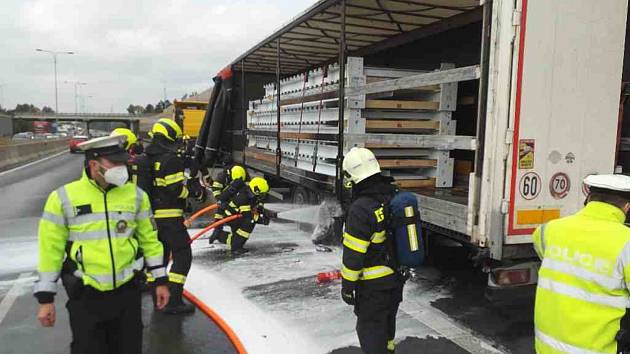 Na dálnici D1 u Brna hořel v pátek odpoledne návěs kamionu.