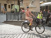 Na další brněnskou cyklojízdu se ve čtvrtek vypravili milovníci kol. Tentokrát si ale účastníci nevzali na průjezd městem oblečení. Cyklisté tak chtěli ještě důrazněji upozornit na špatné podmínky pro jízdu na kole ve městě.