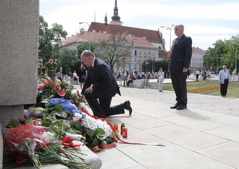 Na sedmdesáté výročí konce války v Evropě vzpomněli v pátek po jedné hodině odpoledne lidé při pietním aktu u pomníku Rudé armády na Moravském náměstí.