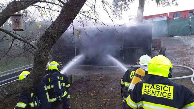 Požár garáže vypukl v pátek po půl čtvrté odpoledne v Senticích na Brněnsku.