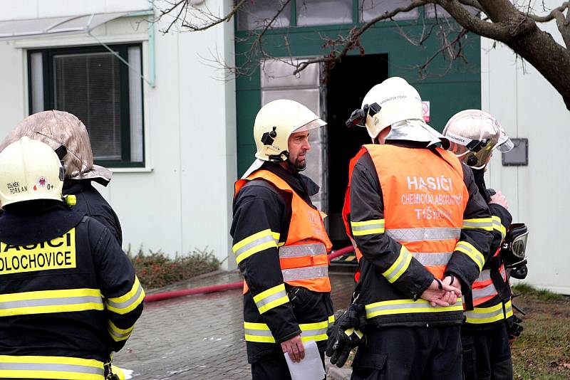 Hasiči bojovali v neděli přibližně od půl dvanácté dopoledne s požárem průmyslové haly v Židlochovicích na Brněnsku. Hořet začala papírna a výrobna mucholapek Papírna Moudrý. Jeden popálený člověk skončil v péči záchranářů.