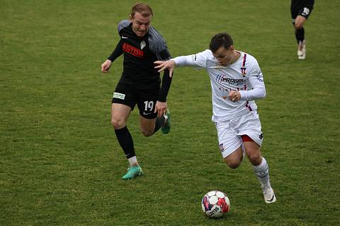 Líšeňští fotbalisté (v bílém) na úvod jara padli se Žižkovem 0:1.