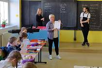 V pondělí se v Brně otevřely první třídy pro ukrajinské žáky. Děti se ihned poctivě a s nadšením vrhly do výuky, během pár hodin si osvojily českou abecedu a číslovky.