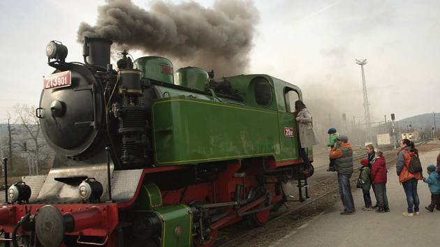 Muzeum v Tišnově uspořádalo přehlídku lokomotiv na vlakovém nádraží.