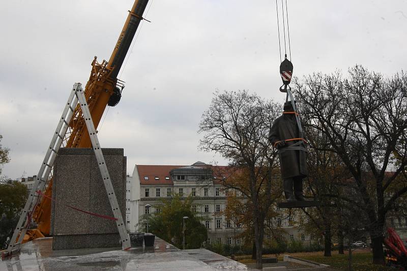 Socha Leoše Janáčka se po dvou letech vrací před Janáčkovo divadlo.