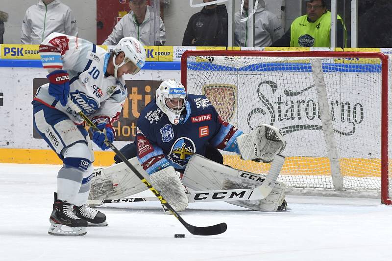 Brno 1.3.2020 - domácí HC Kometa Brno Martin Erat (bílá) proti Rytířům Kladno Adam Brízgala (modrá)