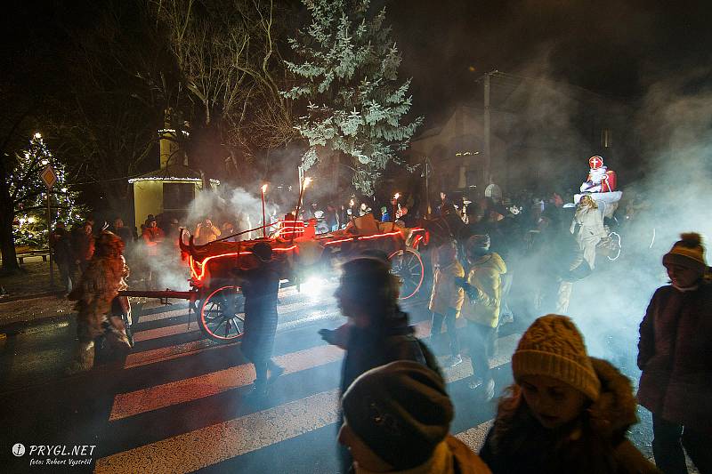 Čertovský pochod si užili lidé o víkendu v brněnských Kničkách.