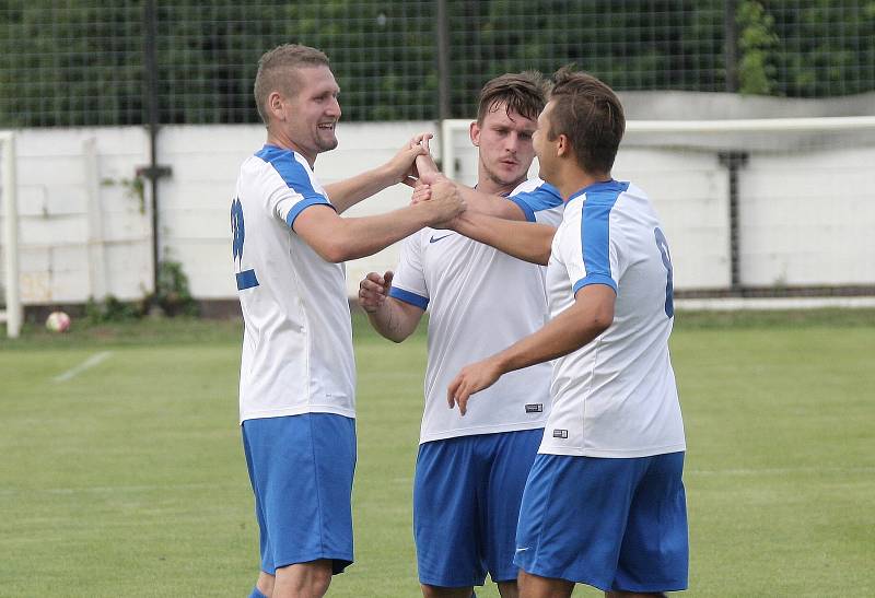 Tišnov (v bílých dresech) v neděli v předkole Mol Cupu porazil Rosice v přestřelce 5:4 po prodloužení.