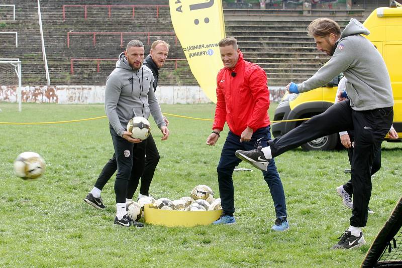 Fotbalové legendy brněnské Zbrojovky při natáčení klipu projektu PŘIHRAJ na stadionu za Lužánkami.