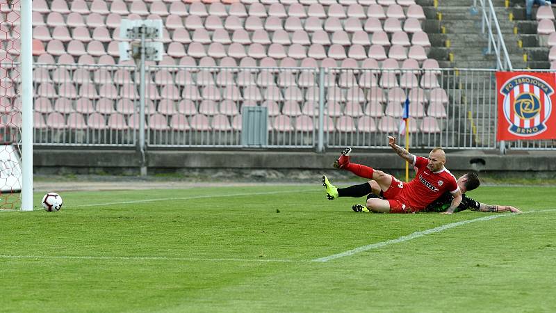 27. kolo FNL mezi domácí FC Zbrojovkou Brno (červená) a FC Hradcem Králové (černá)