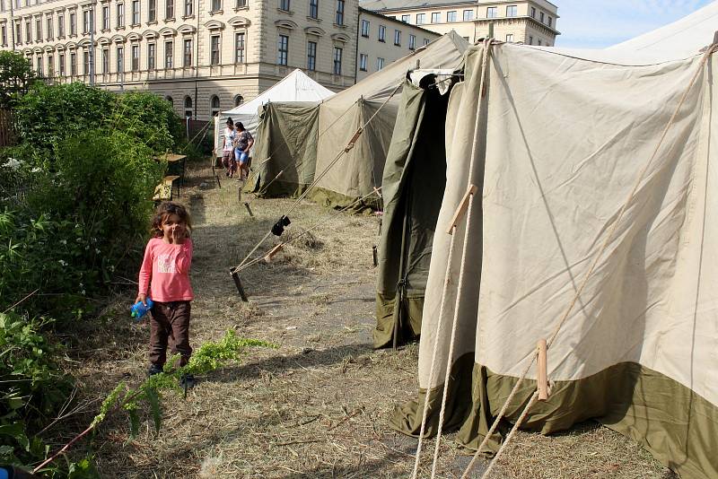 Romští uprchlíci z Ukrajiny se přesunuli na travnatou plochu za autobusovým nádražím u hotelu Grand. Dříve pobývali převážně v prostorách kolem brněnského hlavního nádraží.