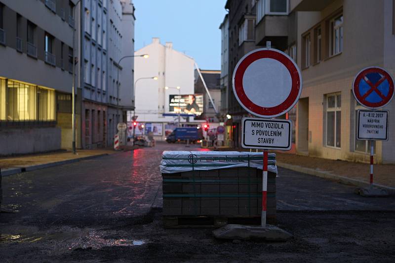 Pokračující opravy ve Francouzské ulici.
