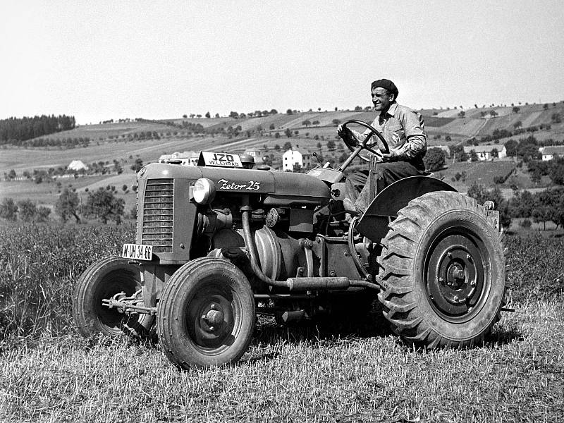 V roce 1946 se rozjela sériová výroba traktoru Zetor Z-25. Za kolektivizace první model ve velkém odebírala jednotná zemědělská družstva včetně JZD z Velehradu na Uherskohradišťsku, jak dokazuje archivní snímek.