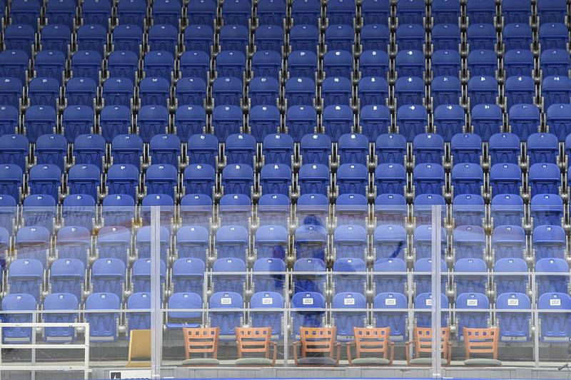Prázdné sedačky při utkání hokejové extraligy mezi Kometou a Českými Budějovicemi.