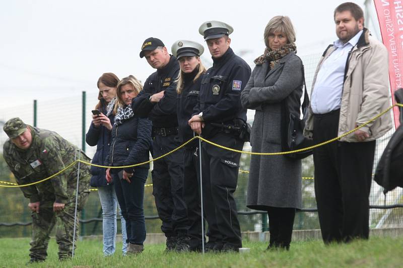 V areálu rozvodny v Sokolnicích na Brněnsku ve středu cvičili zásahy vojáci, policisté a záchranáři Českého červeného kříže.