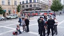 Nezvyklou ostrahu mělo ve středu kolem šesté hodiny večer Moravské náměstí. Proti několika desítkám cyklistů, kteří se před kinem Scala sjeli na konci cyklojízdy ke Dni bez aut, přijelo zasáhnout osm policejních aut.
