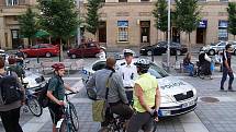 Nezvyklou ostrahu mělo ve středu kolem šesté hodiny večer Moravské náměstí. Proti několika desítkám cyklistů, kteří se před kinem Scala sjeli na konci cyklojízdy ke Dni bez aut, přijelo zasáhnout osm policejních aut.
