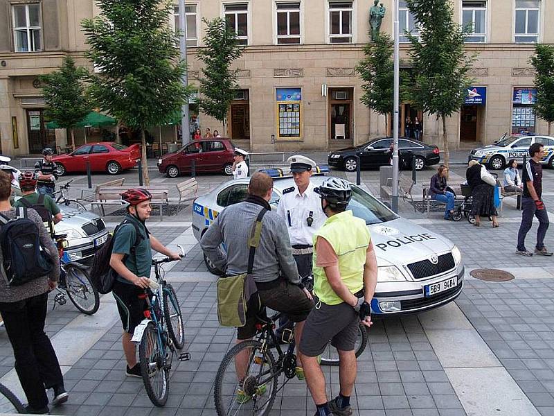 Nezvyklou ostrahu mělo ve středu kolem šesté hodiny večer Moravské náměstí. Proti několika desítkám cyklistů, kteří se před kinem Scala sjeli na konci cyklojízdy ke Dni bez aut, přijelo zasáhnout osm policejních aut.