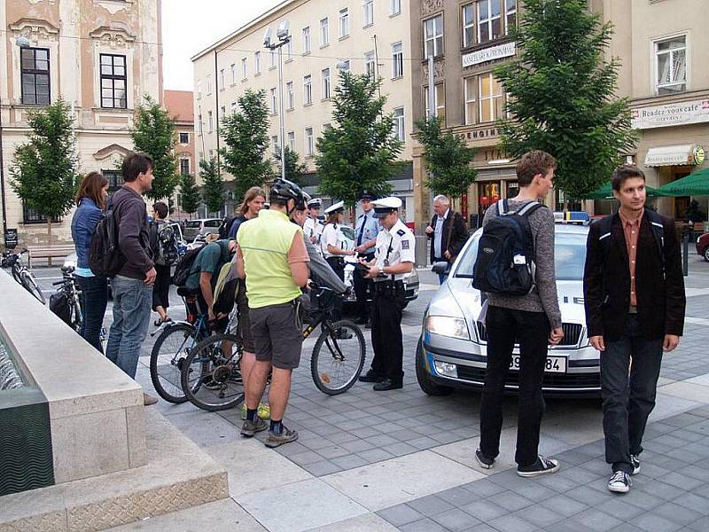 Nezvyklou ostrahu mělo ve středu kolem šesté hodiny večer Moravské náměstí. Proti několika desítkám cyklistů, kteří se před kinem Scala sjeli na konci cyklojízdy ke Dni bez aut, přijelo zasáhnout osm policejních aut.