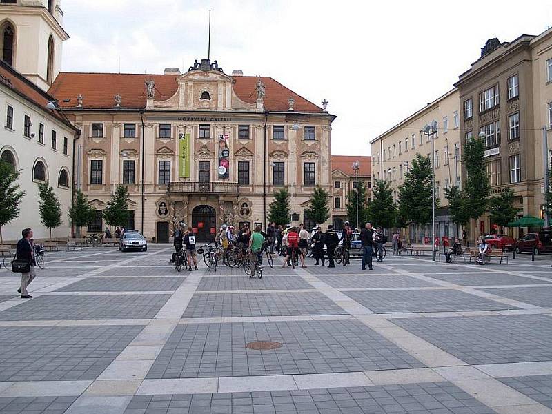 Nezvyklou ostrahu mělo ve středu kolem šesté hodiny večer Moravské náměstí. Proti několika desítkám cyklistů, kteří se před kinem Scala sjeli na konci cyklojízdy ke Dni bez aut, přijelo zasáhnout osm policejních aut.