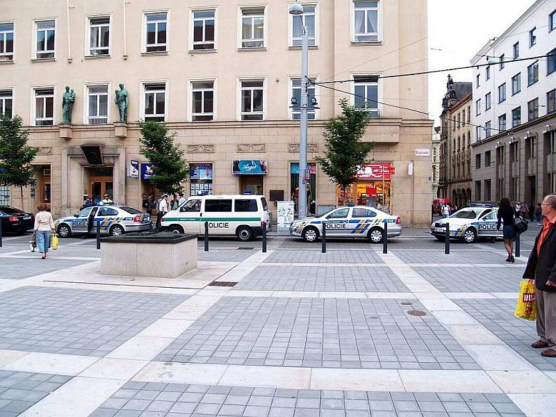 Nezvyklou ostrahu mělo ve středu kolem šesté hodiny večer Moravské náměstí. Proti několika desítkám cyklistů, kteří se před kinem Scala sjeli na konci cyklojízdy ke Dni bez aut, přijelo zasáhnout osm policejních aut.