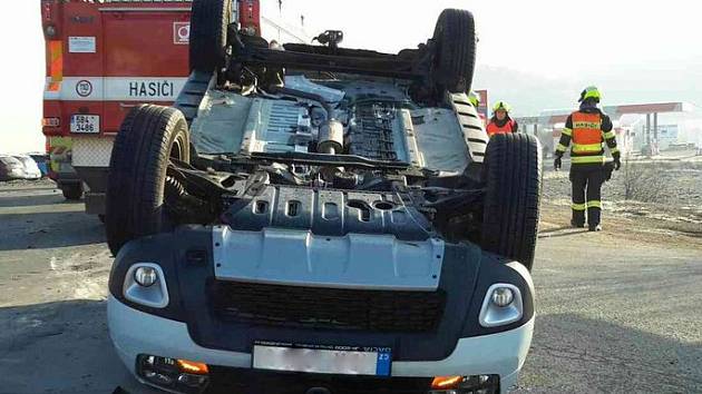 Dopravu u Čebína na Brněnsku zkomplikovala v pondělí o půl desáté ráno nehoda dvou aut.