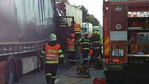 Nehoda dvou kamionů zablokovala v úterý kolem deváté hodiny ráno dálnici D2 ve směru na Brno. Kamiony se srazily u sjezdu z dálnice na Blučinu na Brněnsku. Jeden řidič se při nehodě zranil.