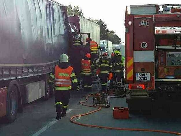 Nehoda dvou kamionů zablokovala v úterý kolem deváté hodiny ráno dálnici D2 ve směru na Brno. Kamiony se srazily u sjezdu z dálnice na Blučinu na Brněnsku. Jeden řidič se při nehodě zranil.